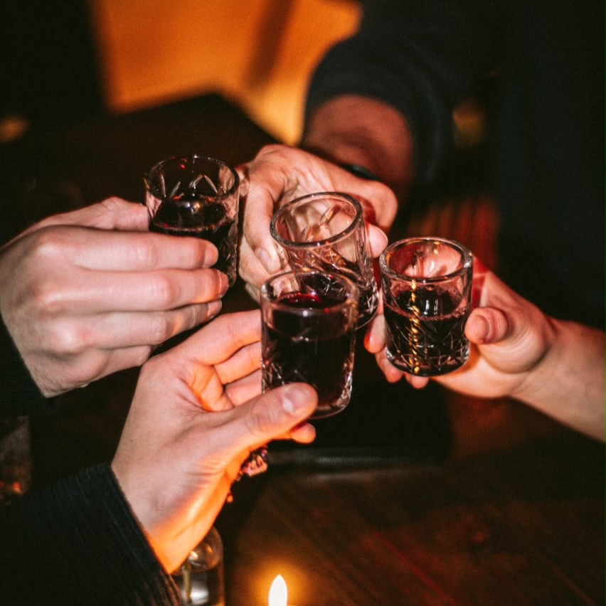 Un brindis entre amigos bajo la luz cálida de Prima